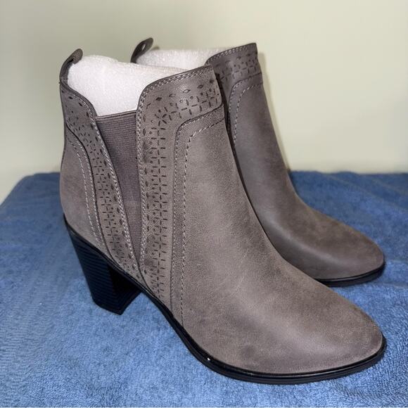 MIA NEW Women's Sutton Heeled Ankle Booties in GRAY Slip-on Faux Suede Size 9 - Picture 2 of 6